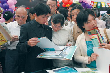 市民蜂擁在黃山春季房交會展廳了解房產信息